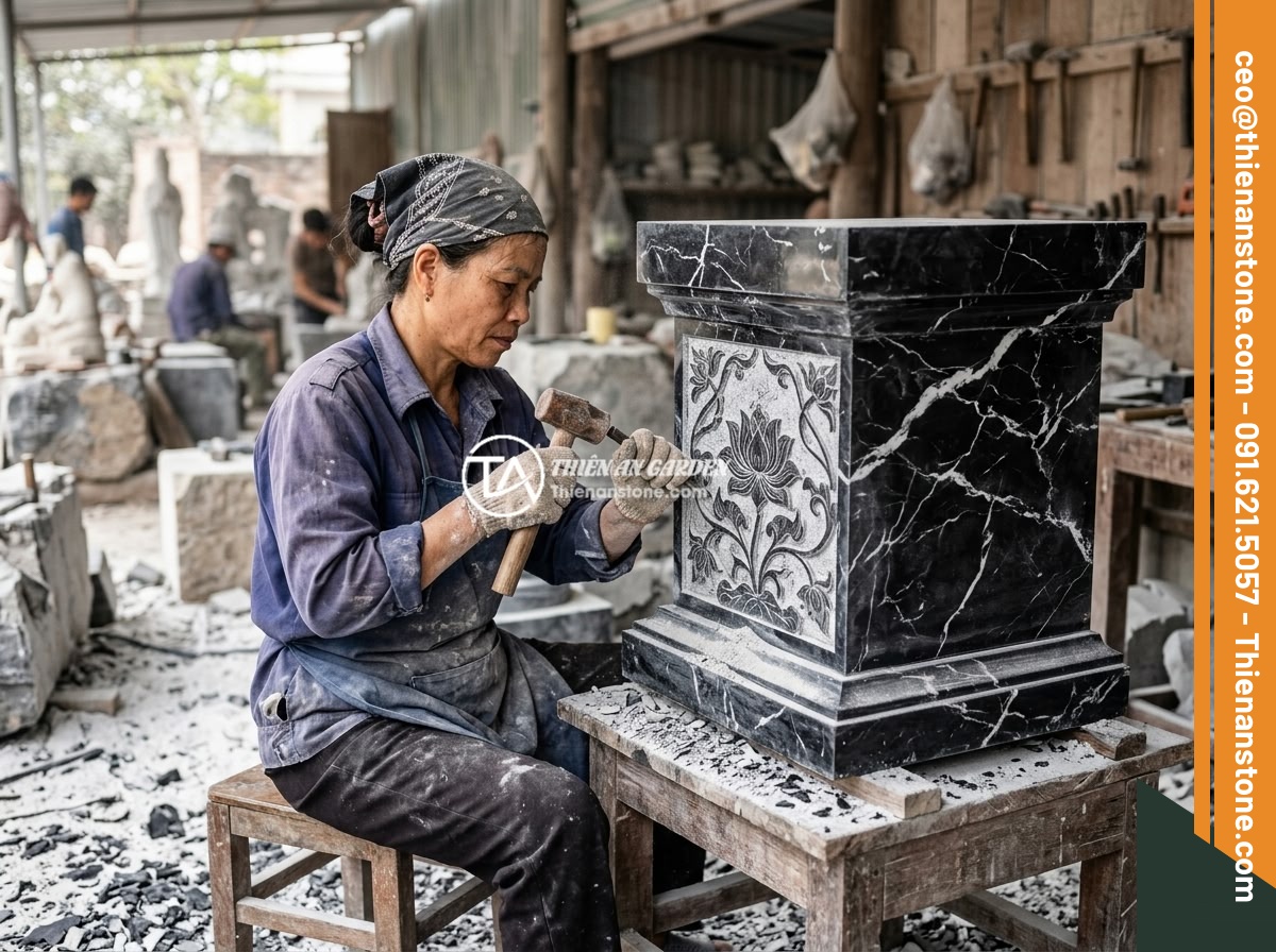 Đôn đá cổ là gì? Phong cách thiết kế và ứng dụng cho biệt thự, resort sang trọng - Vietnamese artisan skillfully hand-carving intricate floral patterns on a natura