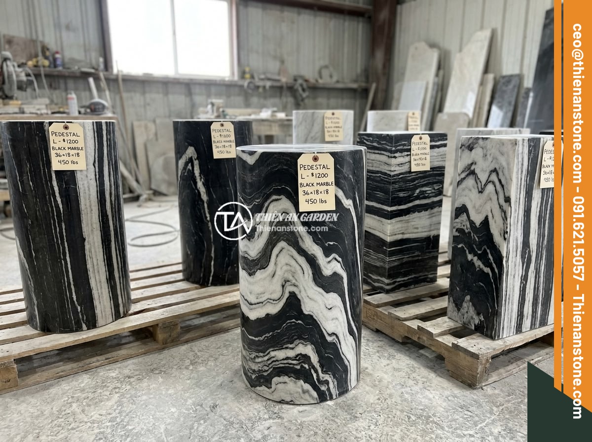 Đôn đá kê cây cảnh lớn cho không gian rộng: Gợi ý mẫu và kích thước phù hợp - A professional stone workshop displaying various finished large stone pedestals 