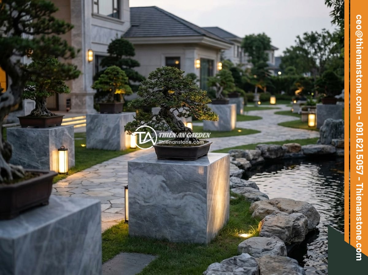 Đôn đá kê cây cảnh lớn cho không gian rộng: Gợi ý mẫu và kích thước phù hợp - A spacious luxury villa garden showing multiple large stone pedestals with matur