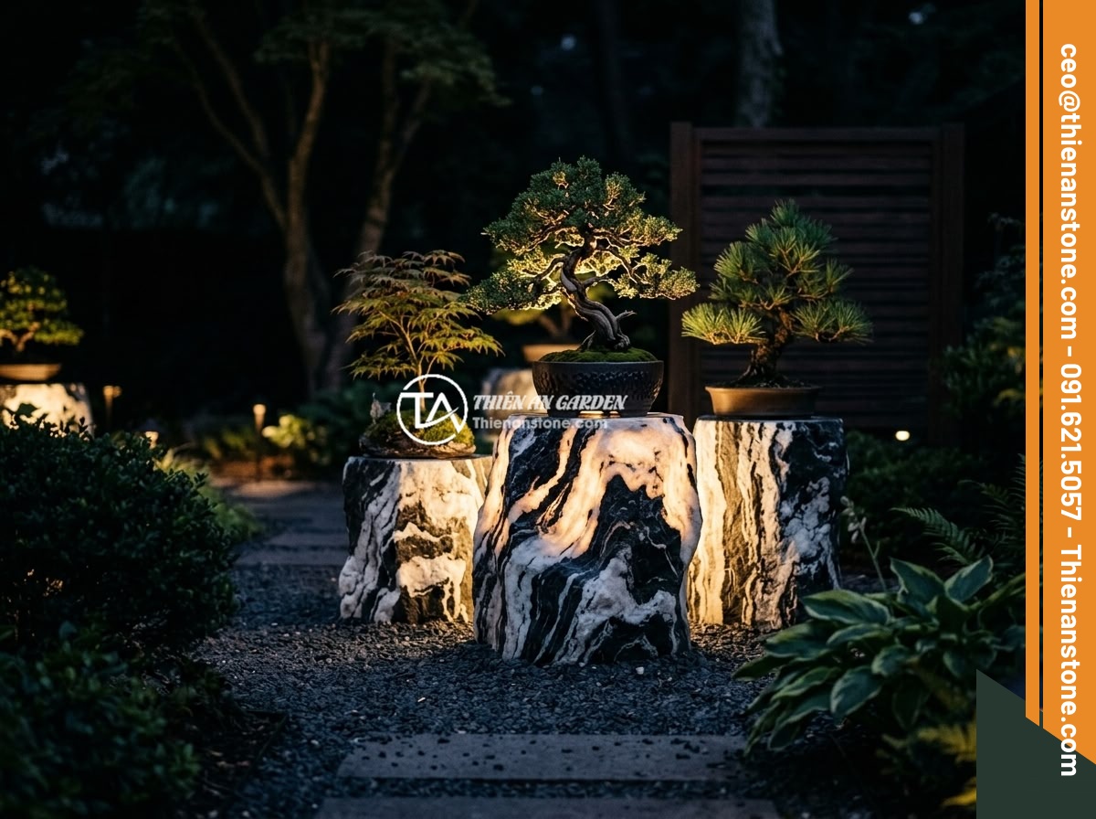 Đôn đá kê cây cảnh: Mẫu đẹp, kích thước và cách chọn cho không gian xanh - A contemporary garden at night featuring stone pedestals with integrated LED lig