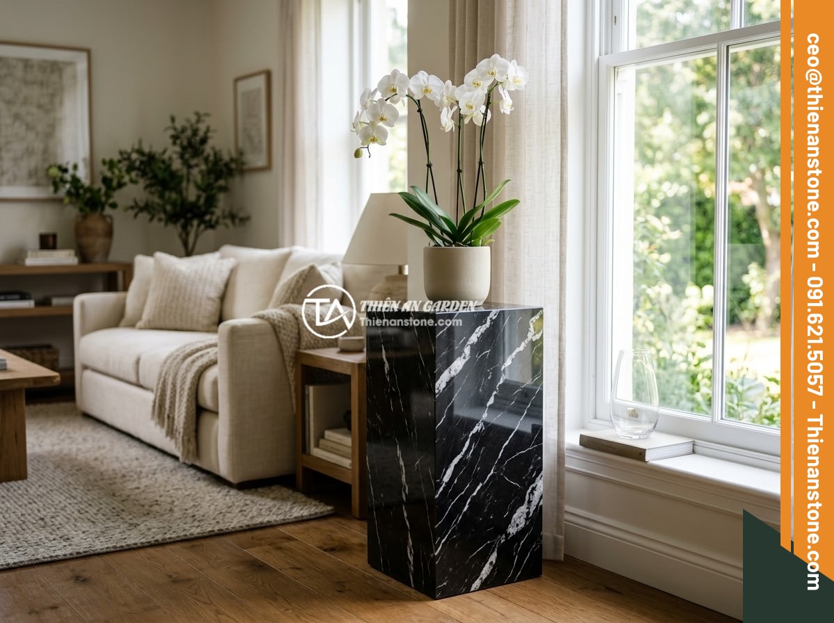 Đôn đá kê cây cảnh: Mẫu đẹp, kích thước và cách chọn cho không gian xanh - A living room interior with a polished granite stone pedestal holding an elegant