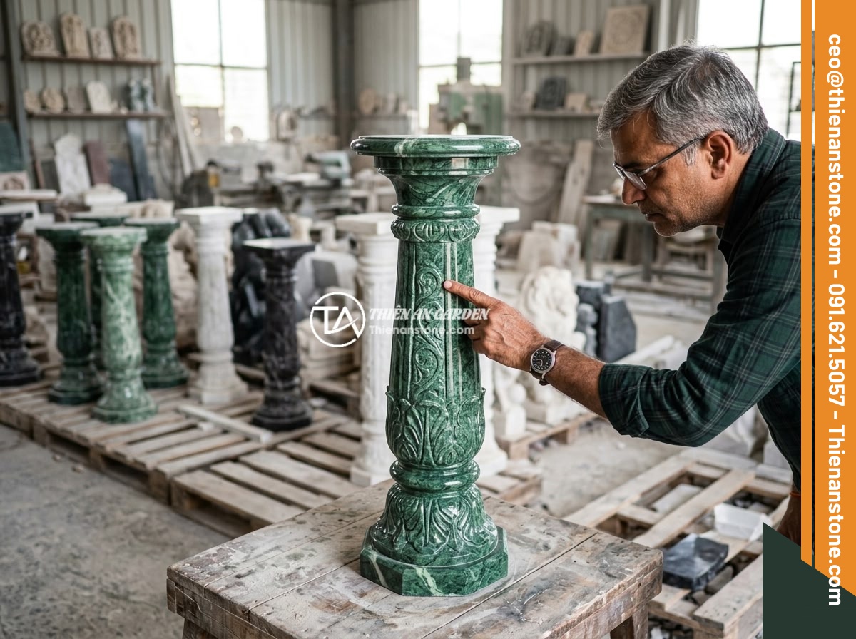 Đôn đá kê tượng là gì? Vai trò và ý nghĩa trong thiết kế tiểu cảnh, non bộ - A customer inspecting the quality of a polished granite stone pedestal at a ston