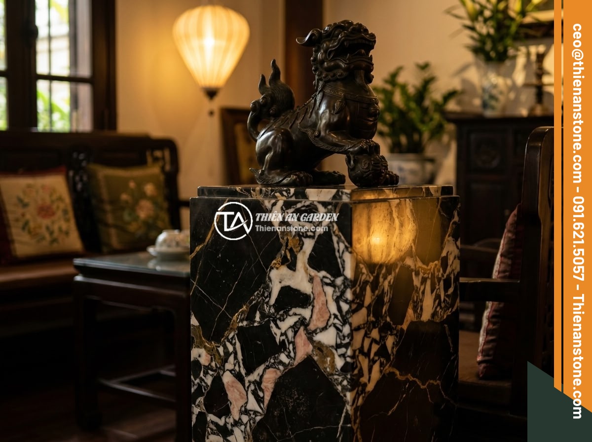 Đôn đá kê tượng phong thủy: Cách chọn và đặt vị trí mang lại tài lộc, bình an - A beautifully carved natural stone pedestal supporting a feng shui statue in a t
