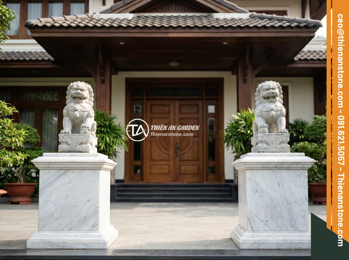 Đôn đá kê tượng phong thủy: Cách chọn và đặt vị trí mang lại tài lộc, bình an - A luxurious Vietnamese villa entrance with two symmetrical natural stone pedesta