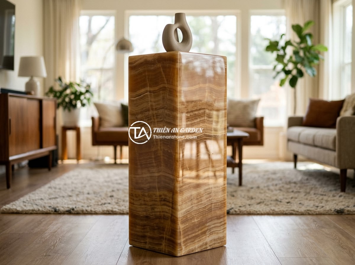 Đôn đá mài là gì? Đặc điểm, ưu điểm và ứng dụng trong không gian hiện đại - A polished natural stone pedestal stand with smooth glossy surface placed in a m