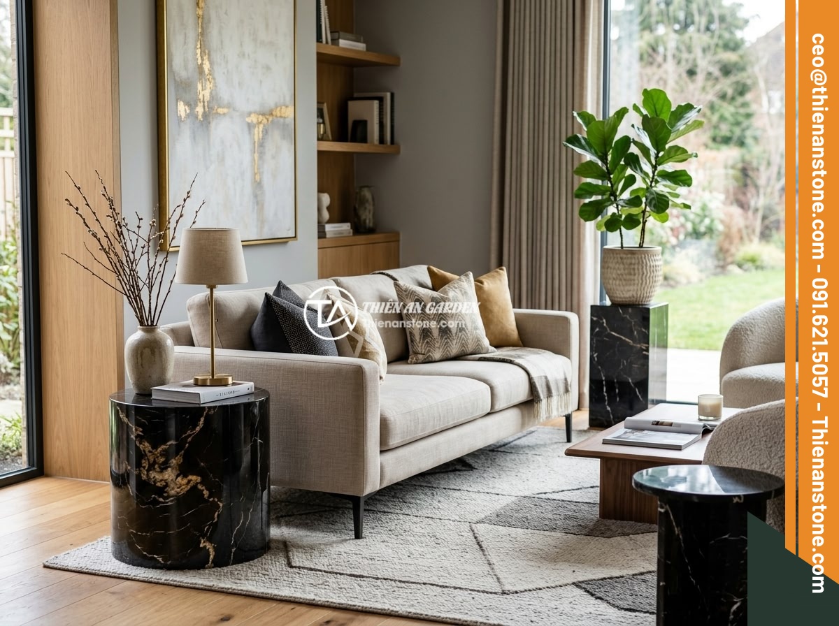 Đôn đá mài là gì? Đặc điểm, ưu điểm và ứng dụng trong không gian hiện đại - A modern living room interior featuring polished marble stone pedestals used as 