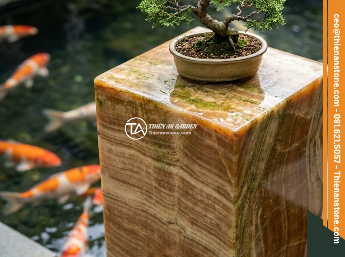 Đôn đá tự nhiên cho tiểu cảnh hồ cá Koi: Mẫu thiết kế và lưu ý quan trọng - Close-up of a well-maintained natural stone pedestal beside a koi pond, showing 