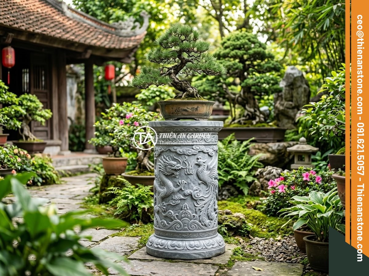 Giá đôn đá tự nhiên bao nhiêu tiền? Bảng báo giá cập nhật chi tiết 2026 - A beautifully carved natural stone pedestal placed in a traditional Vietnamese g