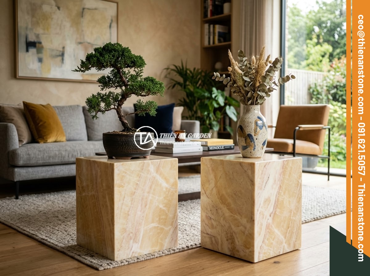 Giá đôn đá tự nhiên bao nhiêu tiền? Bảng báo giá cập nhật chi tiết 2026 - A luxurious living room interior featuring natural stone pedestals used as decor