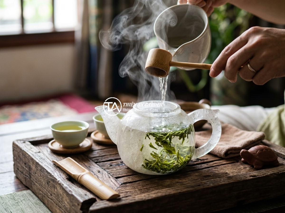 Hướng dẫn chi tiết sử dụng và khai thác năng lượng từ ấm chén đá thạch anh - Hình 2 Hướng dẫn chi tiết sử dụng và khai thác năng lượng từ ấm chén đá thạch anh - Step-by-step process of brewing tea in a quartz crystal teapot, showing hot wate