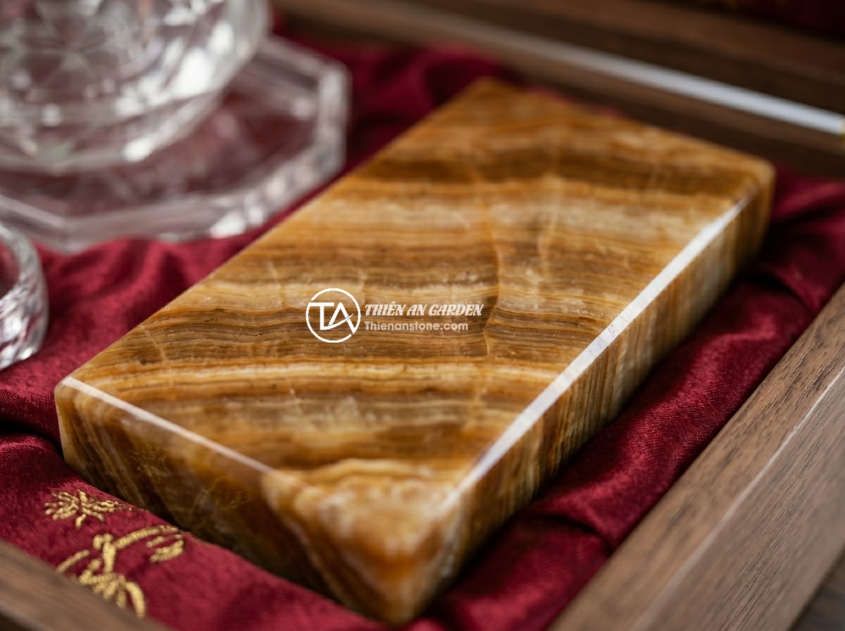 Hướng dẫn chi tiết sử dụng và khai thác năng lượng từ ấm chén đá thạch anh - Hình 8 Hướng dẫn chi tiết sử dụng và khai thác năng lượng từ ấm chén đá thạch anh - An elegant quartz crystal tea set presented as a luxury gift in a premium wooden