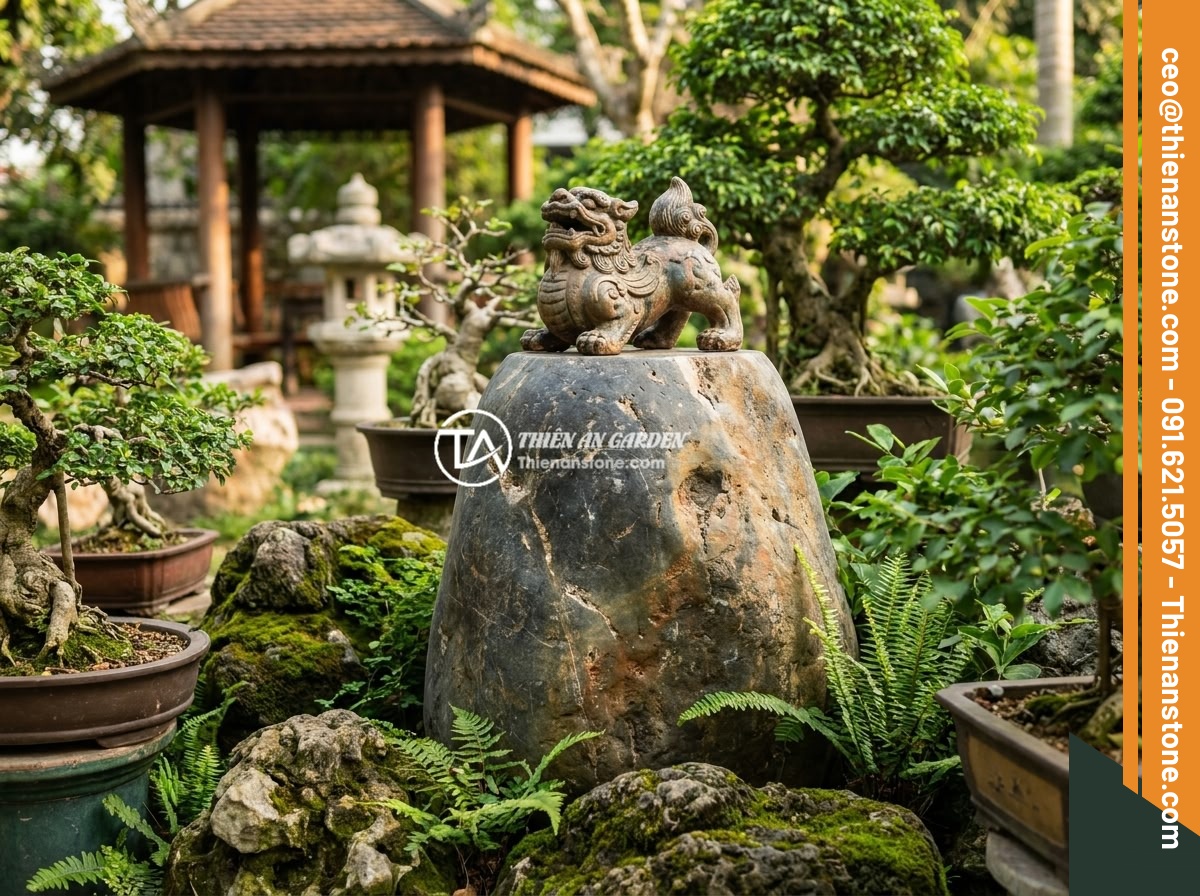 Hướng dẫn thi công lắp đặt đôn đá kê tượng chi tiết từng bước an toàn - A natural stone pedestal (don da) placed in a traditional Vietnamese garden sett