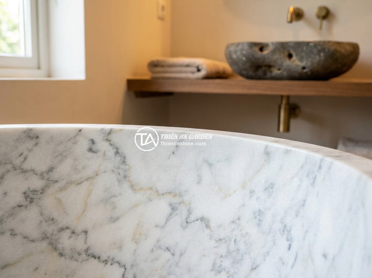 Hướng Dẫn Vệ Sinh Bồn Tắm Đá Cẩm Thạch Không Bong Tróc - Close-up of a luxurious white marble bathtub surface showing natural veining pat