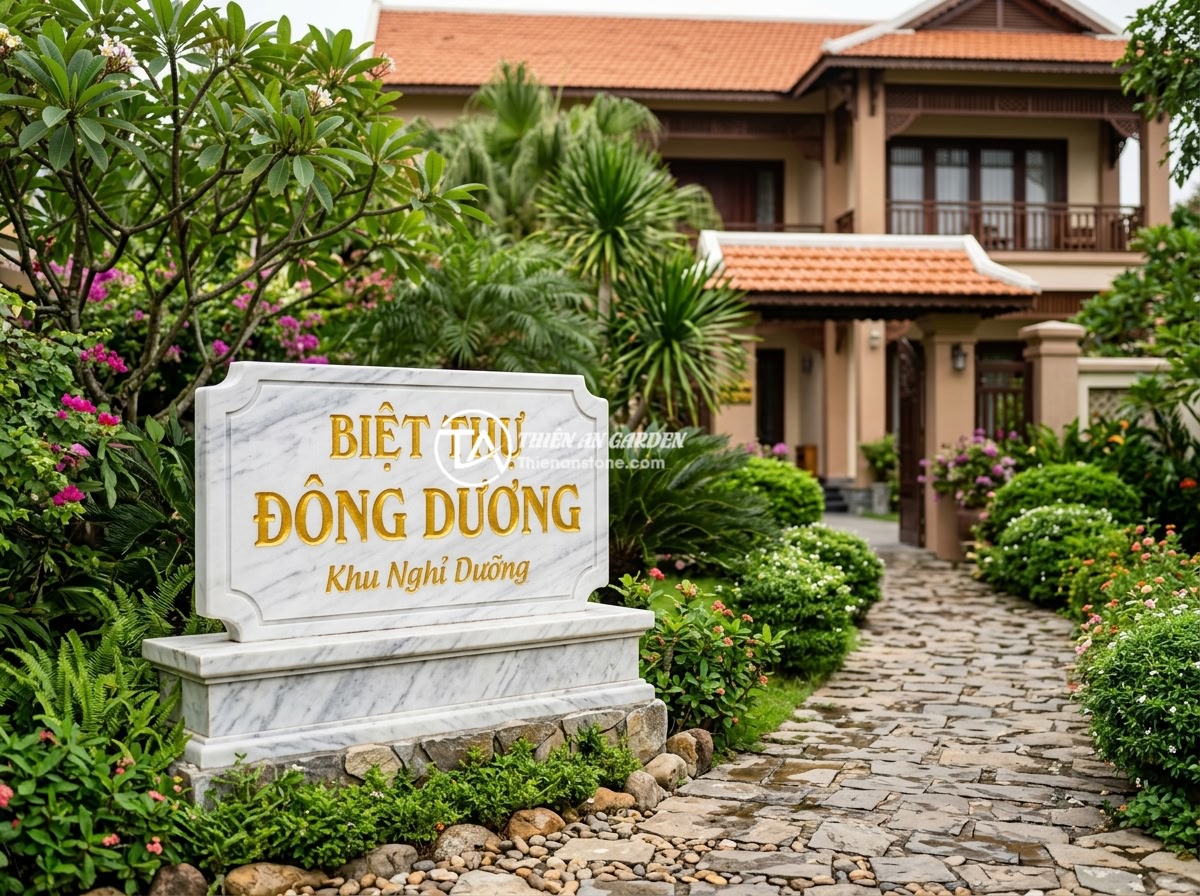 Lỗi chữ trên bảng hiệu đá bị phai màu nhanh: Nguyên nhân và cách khắc phục bền vững - Hình 8 Lỗi chữ trên bảng hiệu đá bị phai màu nhanh: Nguyên nhân và cách khắc phục bền vững - Beautifully maintained stone signboard with vibrant gold leaf letters at the ent