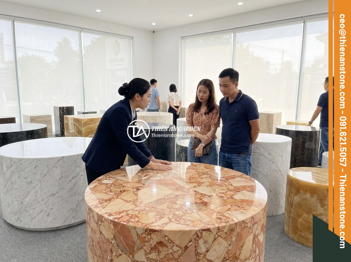 Lợi ích vượt trội khi sử dụng đôn đá tự nhiên trong thiết kế sân vườn phong thủy - The Thien An Stone showroom displaying a wide collection of premium natural ston