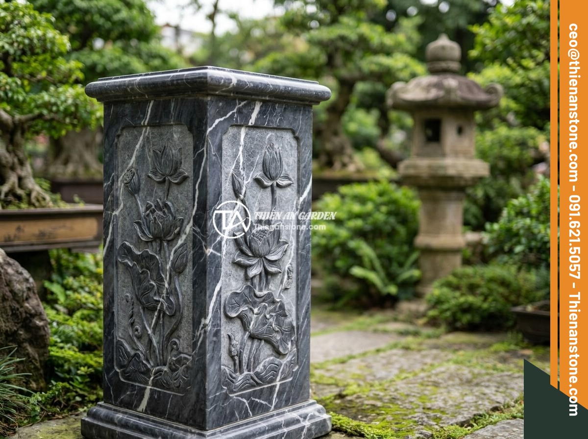 Lợi ích vượt trội khi sử dụng đôn đá tự nhiên trong thiết kế sân vườn phong thủy - An intricately carved natural stone pedestal featuring traditional Vietnamese lo