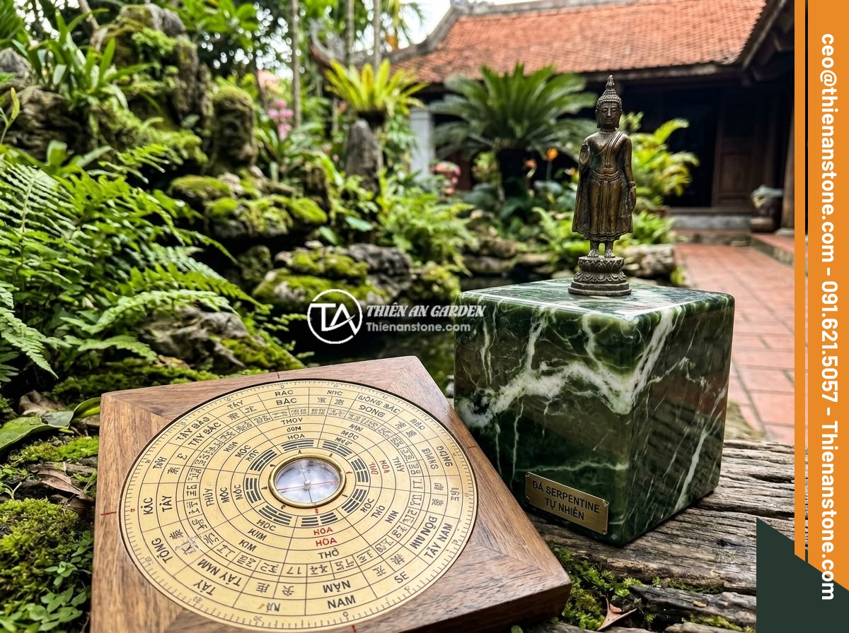 Lỗi Phong Thủy Khi Đặt Tiểu Cảnh Tượng Phật Và Cách Tránh Triệt Để - Hình 2 Lỗi Phong Thủy Khi Đặt Tiểu Cảnh Tượng Phật Và Cách Tránh Triệt Để - A detailed feng shui compass diagram showing ideal directions for placing a Budd