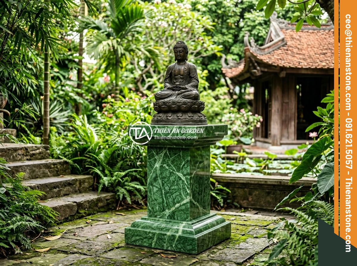 Lỗi Phong Thủy Khi Đặt Tiểu Cảnh Tượng Phật Và Cách Tránh Triệt Để - Hình 5 Lỗi Phong Thủy Khi Đặt Tiểu Cảnh Tượng Phật Và Cách Tránh Triệt Để - A close-up of a natural stone pedestal for a Buddha statue in a Vietnamese garde