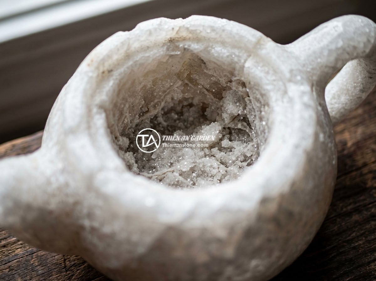 Nên chọn ấm chén đá hay ấm chén sứ cho gia đình? Phân tích ưu nhược điểm - Hình 2 Nên chọn ấm chén đá hay ấm chén sứ cho gia đình? Phân tích ưu nhược điểm - Close-up macro photography showing the natural crystal texture and mineral veins