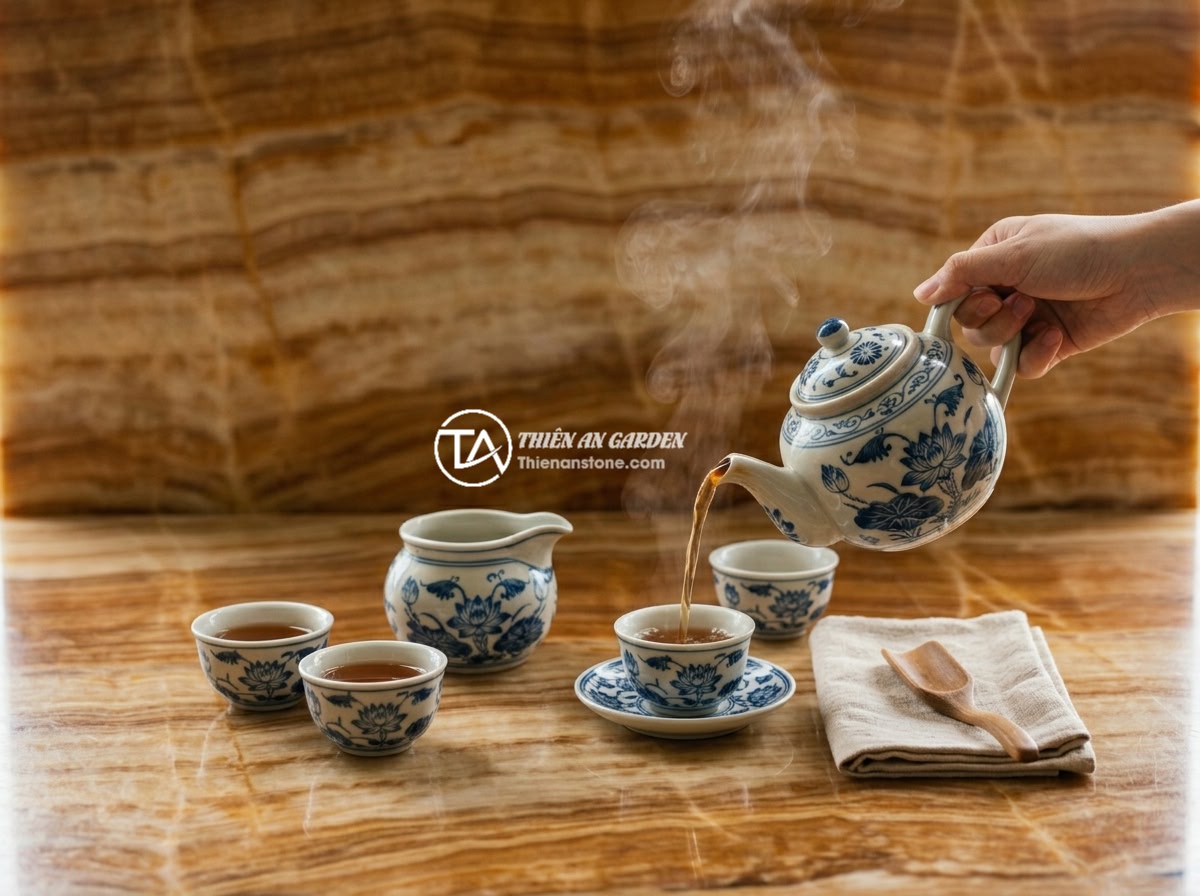 Nên chọn ấm chén đá hay ấm chén sứ cho gia đình? Phân tích ưu nhược điểm - Hình 4 Nên chọn ấm chén đá hay ấm chén sứ cho gia đình? Phân tích ưu nhược điểm - An elegant traditional Vietnamese porcelain tea set with delicate blue and white