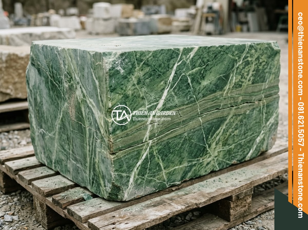 Nguyên nhân chum đá phong thủy bị nứt rạn và cách xử lý chuyên nghiệp - Natural stone block showing visible geological vein patterns and mineral layers 
