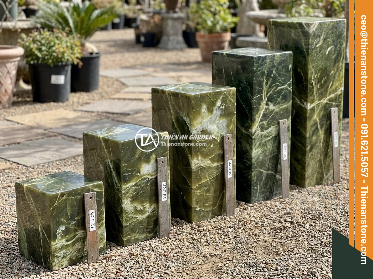 Những câu hỏi thường gặp về đôn đá tự nhiên (FAQ) và câu trả lời chi tiết - Various sizes of natural stone pedestals arranged from small to large in a garde
