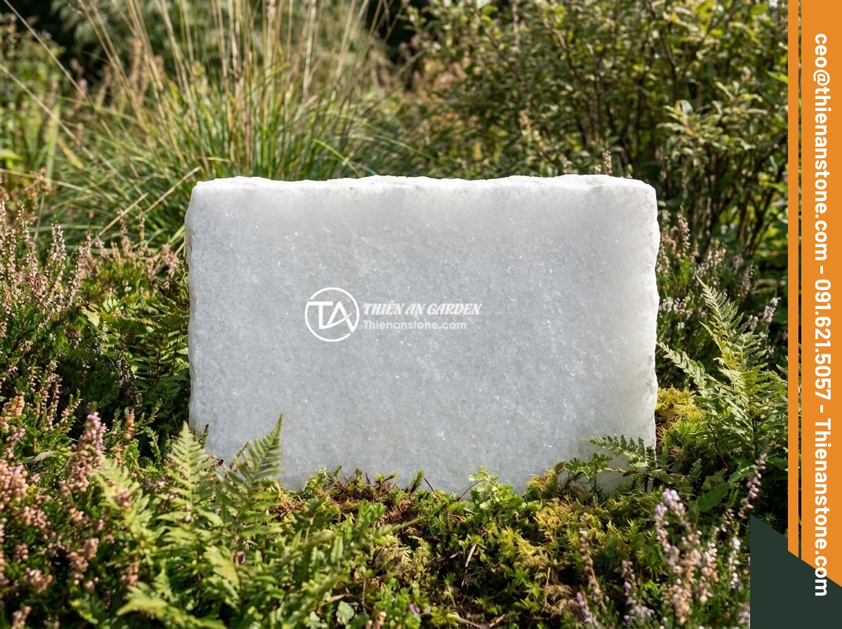 So sánh bảng hiệu đá tự nhiên và bảng hiệu inox: Nên chọn loại nào cho doanh nghiệp? - Eco-friendly natural stone signboard surrounded by lush green garden landscape d