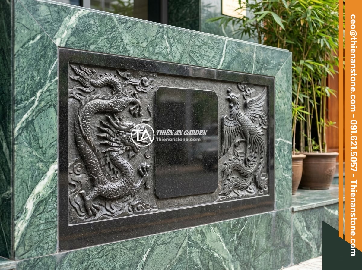 So sánh bảng hiệu đá tự nhiên và bảng hiệu inox: Nên chọn loại nào cho doanh nghiệp? - Feng shui arrangement of a natural black granite stone signboard at the main ent