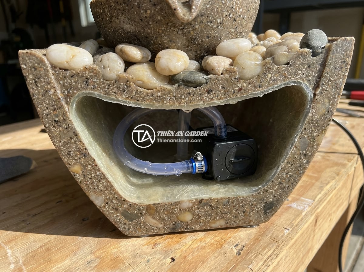 Sự thật về tiểu cảnh nước chảy bằng nhựa composite: Có nên mua không? - A cross-section diagram showing the internal structure of a composite resin wate