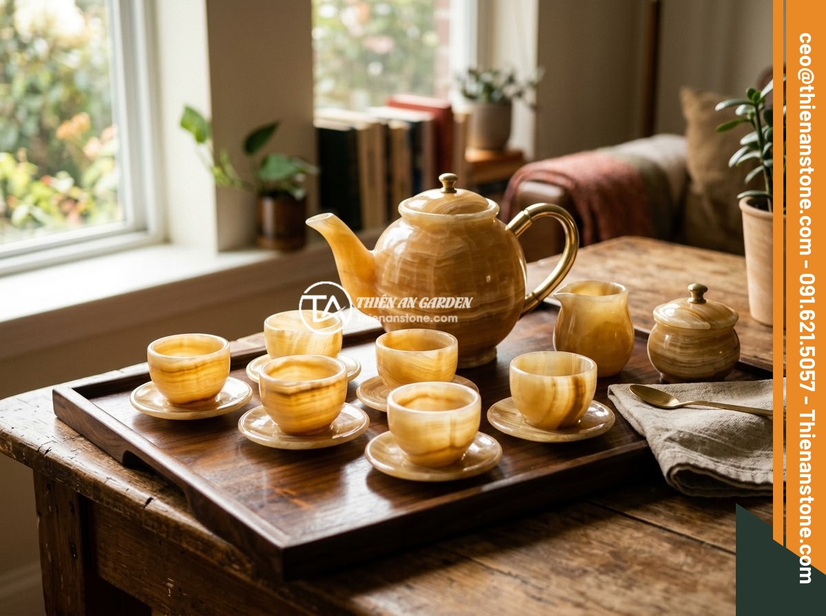 Top 8 bộ ấm chén bằng đá sang trọng và đẹp nhất cho không gian sống 2026 - An elegant golden onyx stone tea set with six cups on a polished wooden tray, il