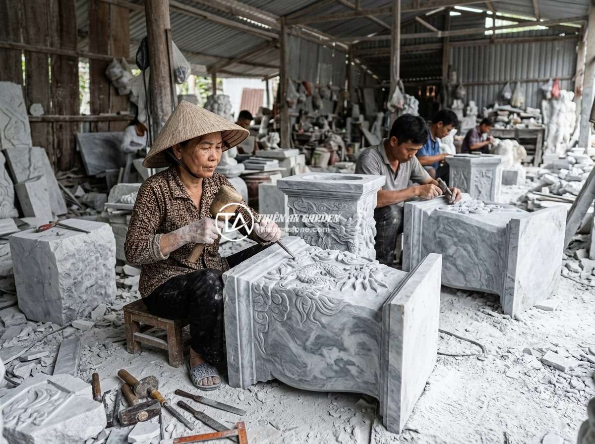 Top 8 mẫu đôn đá đẹp nhất 2026 cho kê tượng, cây cảnh và trang trí sân vườn - A stone handicraft workshop in Vietnam showing artisans hand-carving intricate p