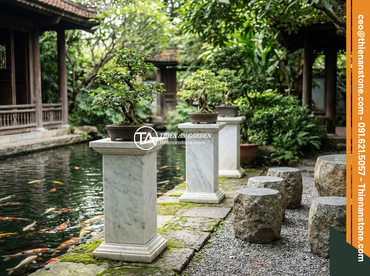 Top chất liệu đá tự nhiên làm đôn đá: Granite, bazan, cuội vân mây và đặc tính - Hình 1 Top chất liệu đá tự nhiên làm đôn đá: Granite, bazan, cuội vân mây và đặc tính - Overview of natural stone pedestals in a traditional Vietnamese garden setting w