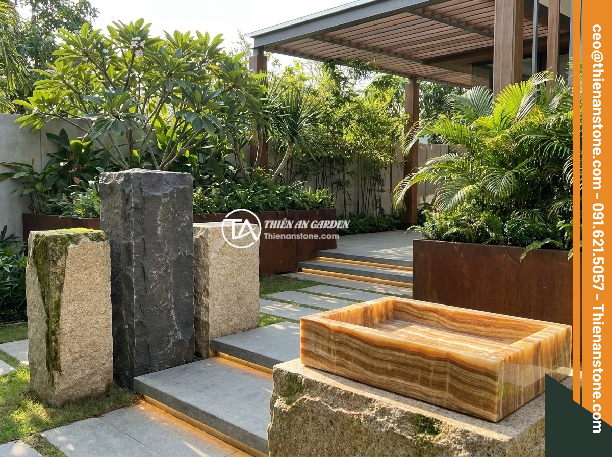 Top chất liệu đá tự nhiên làm đôn đá: Granite, bazan, cuội vân mây và đặc tính - Hình 12 Top chất liệu đá tự nhiên làm đôn đá: Granite, bazan, cuội vân mây và đặc tính - Modern luxury villa garden featuring oversized natural granite and basalt stone