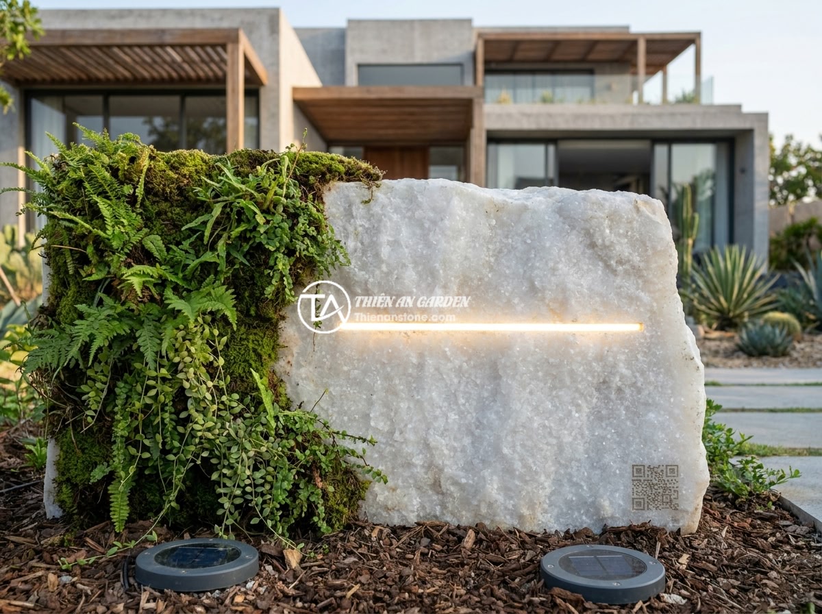 Ứng dụng bảng hiệu đá tự nhiên trong thiết kế sân vườn biệt thự và không gian cảnh quan - A modern eco-friendly natural stone garden sign design for 2025, featuring integ