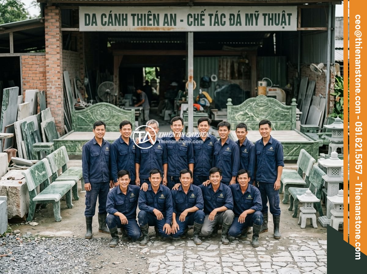 Case Study Thực Tế Thi Công Sập Đá Nguyên Khối Cho Biệt Thự Miền Bắc Việt Nam - Professional team photo of Da Canh Thien An stone craftsmen and installation cre