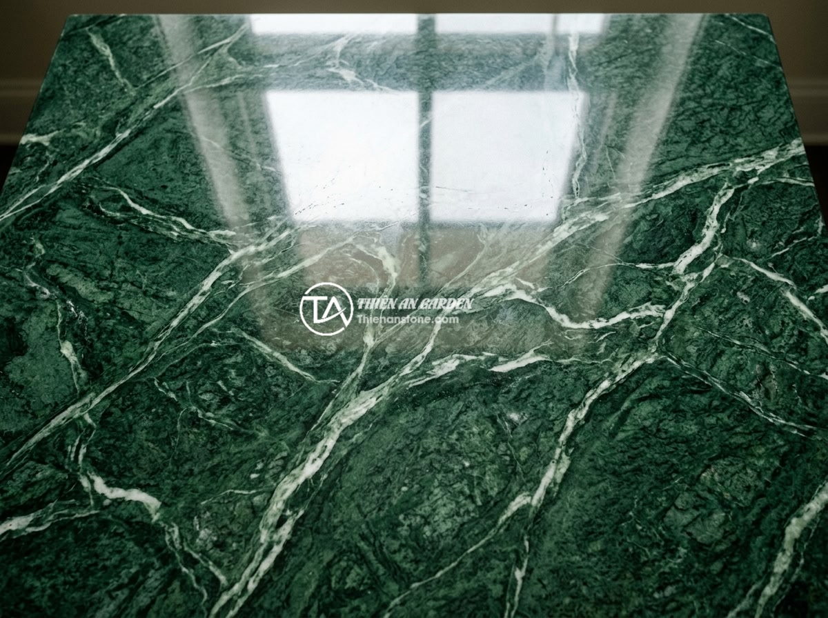 Checklist 12 Tiêu Chí Kiểm Tra Chất Lượng Sập Đá Trước Khi Mua Nhận Hàng - Top-down view of a beautifully polished natural stone table surface showing intr