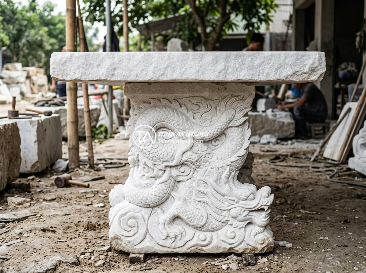 Checklist 12 Tiêu Chí Kiểm Tra Chất Lượng Sập Đá Trước Khi Mua Nhận Hàng - Side view of a massive stone table showing the sturdy carved legs with dragon mo