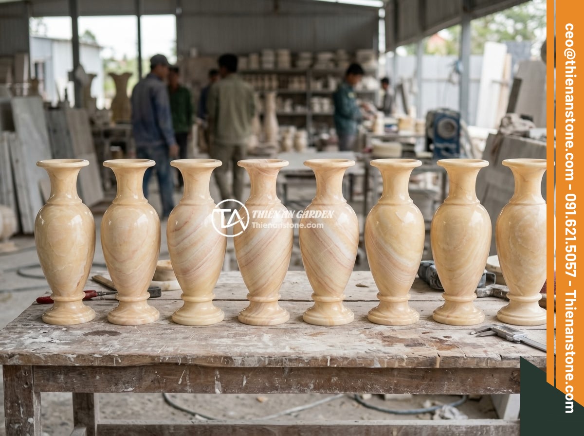 Checklist Chọn Lục Bình Đá Cho Lan Can Biệt Thự: 10 Tiêu Chí Đánh Giá Chất Lượng - A row of matching natural stone baluster vases lined up showing consistent color