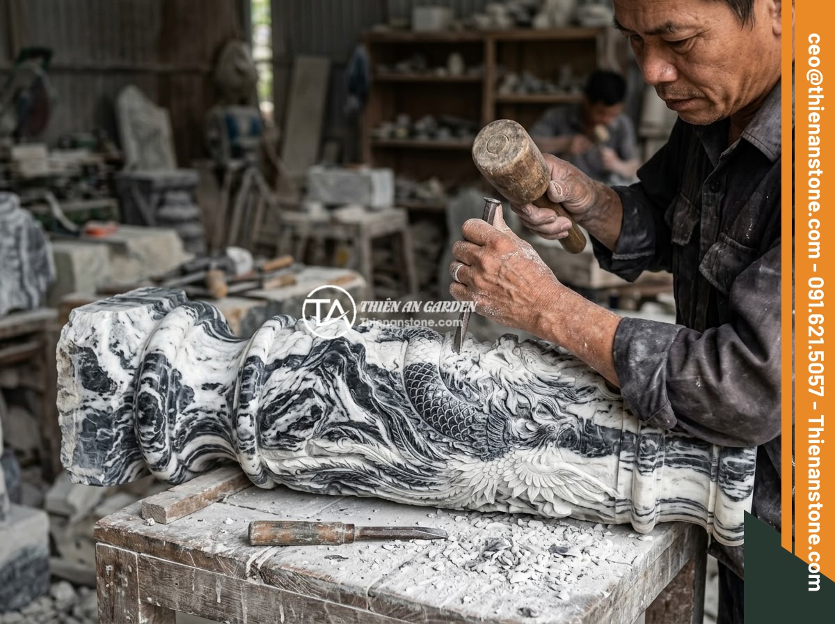 Giá Lục Bình Đá Bao Nhiêu Tiền? Bảng Giá Cập Nhật 2026 & Yếu Tố Ảnh Hưởng Chi Phí - Hình 3 Giá Lục Bình Đá Bao Nhiêu Tiền? Bảng Giá Cập Nhật 2026 & Yếu Tố Ảnh Hưởng Chi Phí - Close-up of an artisan hand-carving intricate dragon and phoenix patterns on a n