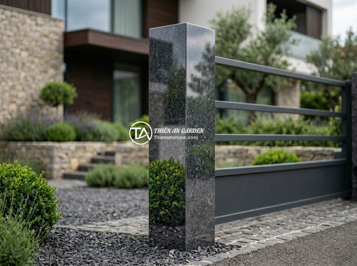 Giá Trụ Đá Hàng Rào Năm 2026: Báo Giá Chi Tiết Từng Loại Từ 1m Đến 3m - A luxurious granite stone fence post installed at a modern villa entrance, polis