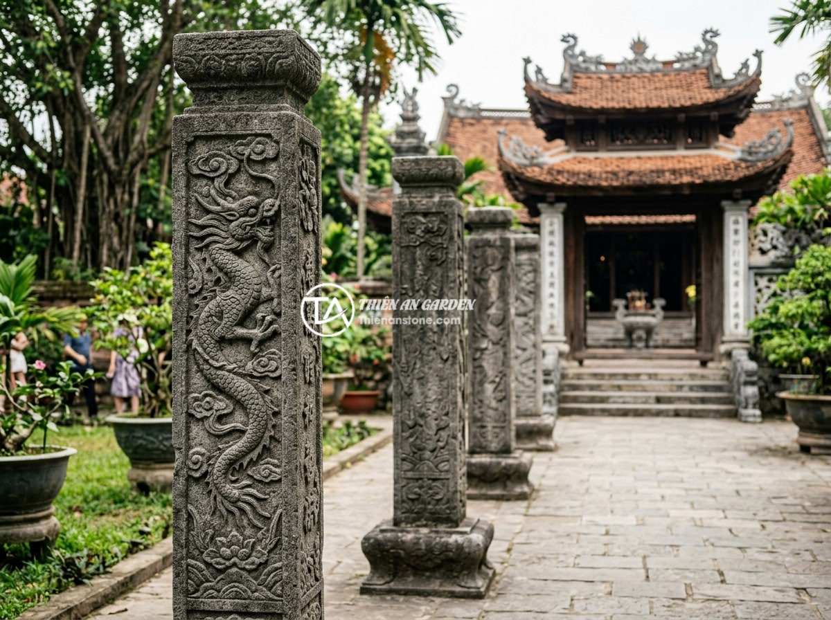 Giá Trụ Đá Hàng Rào Năm 2026: Báo Giá Chi Tiết Từng Loại Từ 1m Đến 3m - A row of tall 2.5-meter natural stone fence posts along a traditional Vietnamese