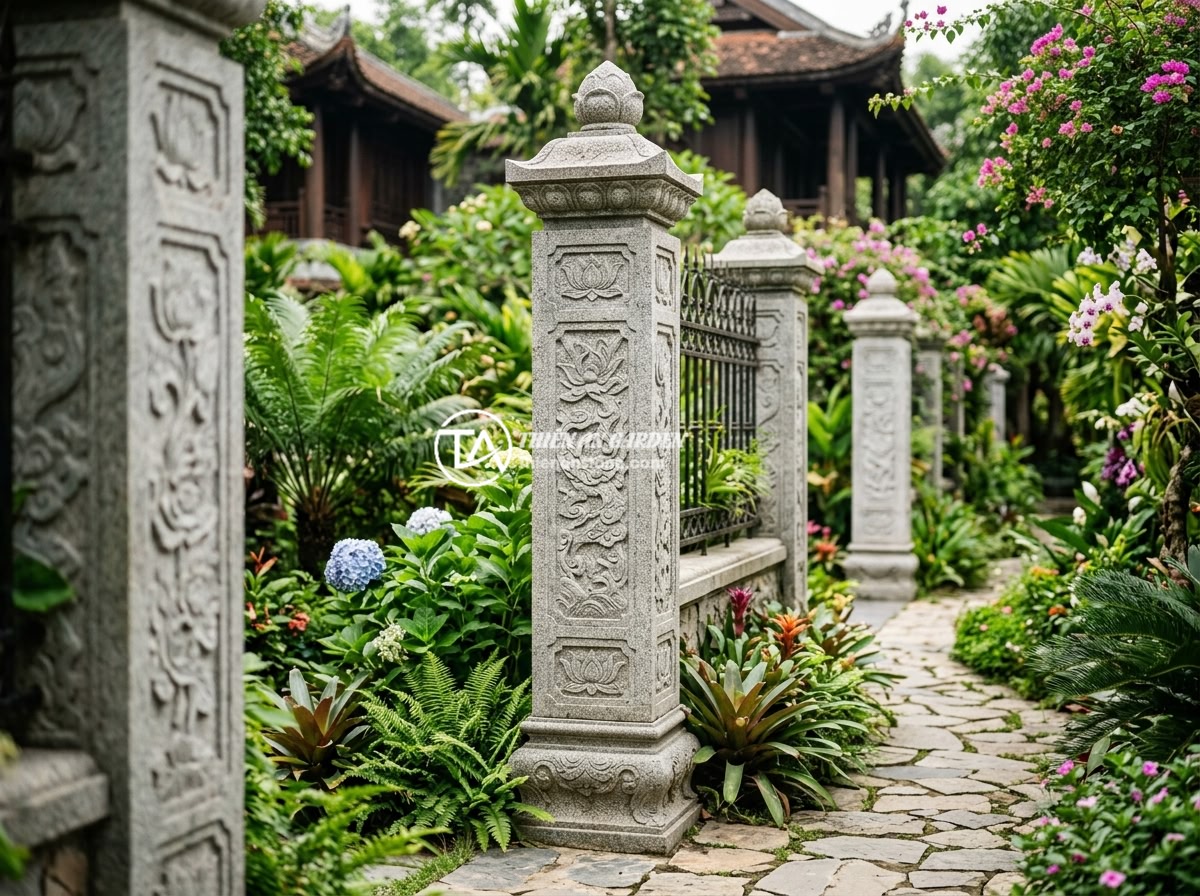 Hướng Dẫn Thi Công Trụ Đá Hàng Rào Đúng Tiêu Chuẩn, Bền Đẹp Lâu Dài - Hình 1 Hướng Dẫn Thi Công Trụ Đá Hàng Rào Đúng Tiêu Chuẩn, Bền Đẹp Lâu Dài - Natural stone fence pillars in a luxury villa garden with ornamental carvings, s