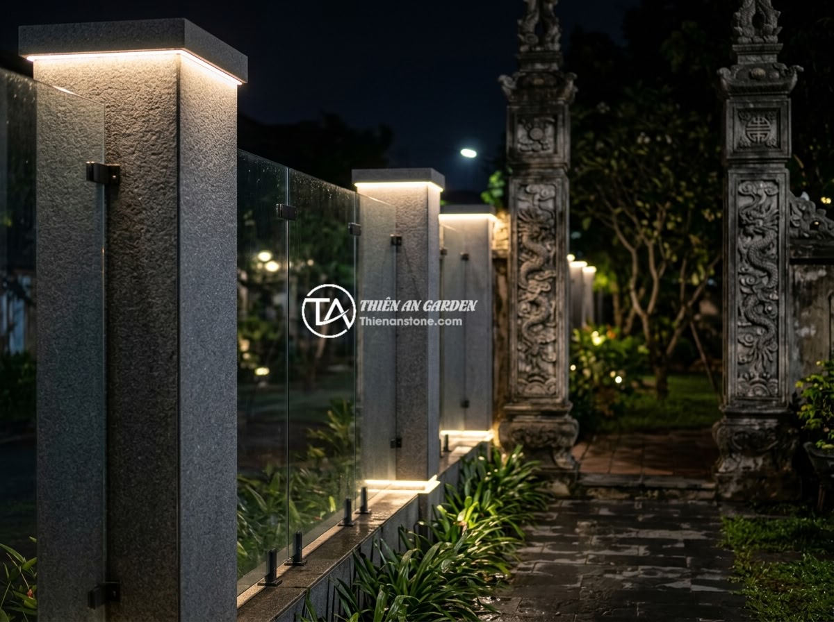 Hướng Dẫn Thi Công Trụ Đá Hàng Rào Đúng Tiêu Chuẩn, Bền Đẹp Lâu Dài - Hình 12 Hướng Dẫn Thi Công Trụ Đá Hàng Rào Đúng Tiêu Chuẩn, Bền Đẹp Lâu Dài - Modern minimalist granite fence pillars combined with glass panels and LED light