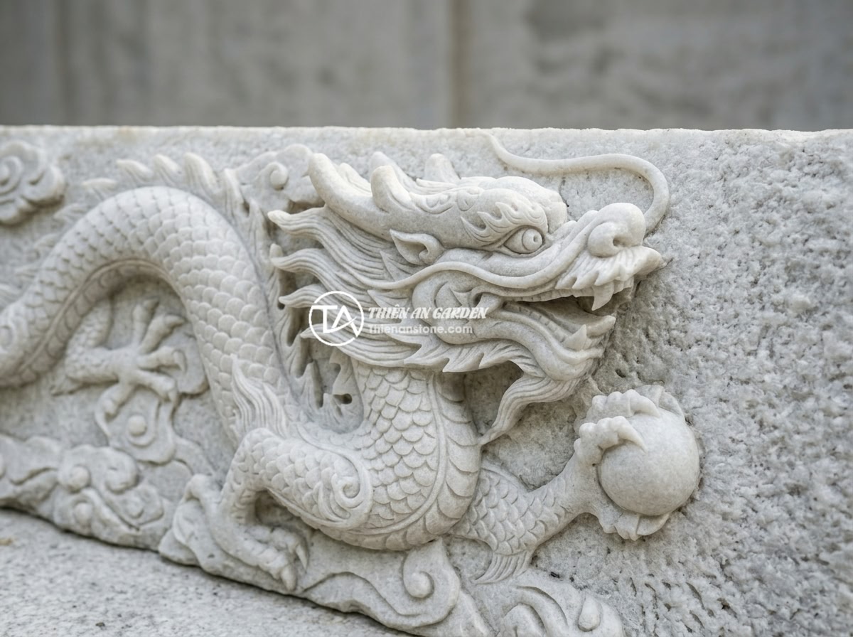 Lợi Ích Sập Đá Tự Nhiên So Với Ghế Nhựa Gỗ: Lý Do Nên Chọn Đá Cho Sân Vườn - Hình 2 Lợi Ích Sập Đá Tự Nhiên So Với Ghế Nhựa Gỗ: Lý Do Nên Chọn Đá Cho Sân Vườn - Close-up detail of intricate dragon carving on a natural stone bench showing the