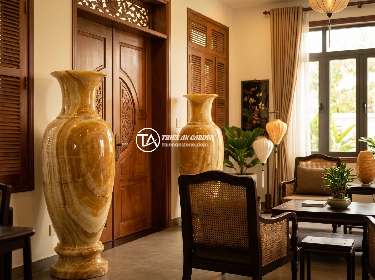 Lục Bình Đá Ngọc Hoàng Long Và Ngọc Xanh – Đặc Điểm Quý Phái & Ý Nghĩa Phong Thủy - Hình 11 Lục Bình Đá Ngọc Hoàng Long Và Ngọc Xanh – Đặc Điểm Quý Phái & Ý Nghĩa Phong Thủy - Luxury Vietnamese villa interior featuring a pair of Hoang Long jade stone vases