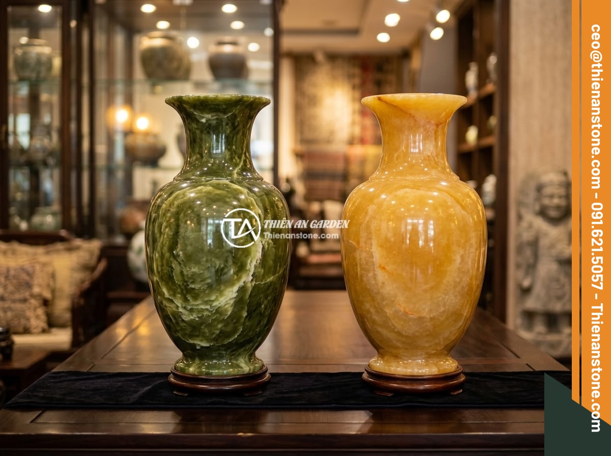 Mẫu Lục Bình Đá Ngọc Xanh, Ngọc Hoàng Long Đẹp Tinh Tế – Gợi Ý Cho Biệt Thự Cao Cấp - Hình 3 Mẫu Lục Bình Đá Ngọc Xanh, Ngọc Hoàng Long Đẹp Tinh Tế – Gợi Ý Cho Biệt Thự Cao Cấp - Side by side comparison of green jade vase and golden Hoang Long jade vase in a
