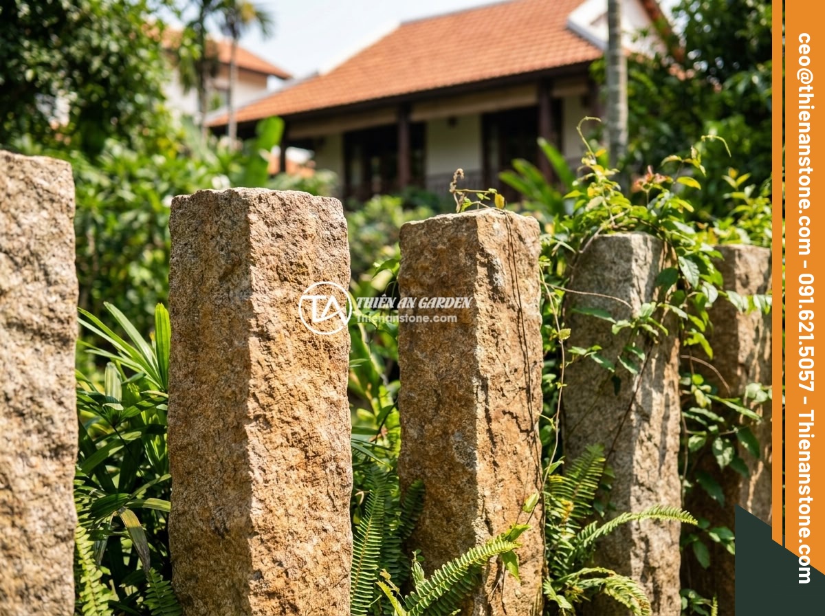 Mẫu Trụ Hàng Rào Đá Chẻ Tự Nhiên Đẹp Mắt Và Dễ Thi Công - Natural split stone fence pillars at a luxury Vietnamese villa with lush green g