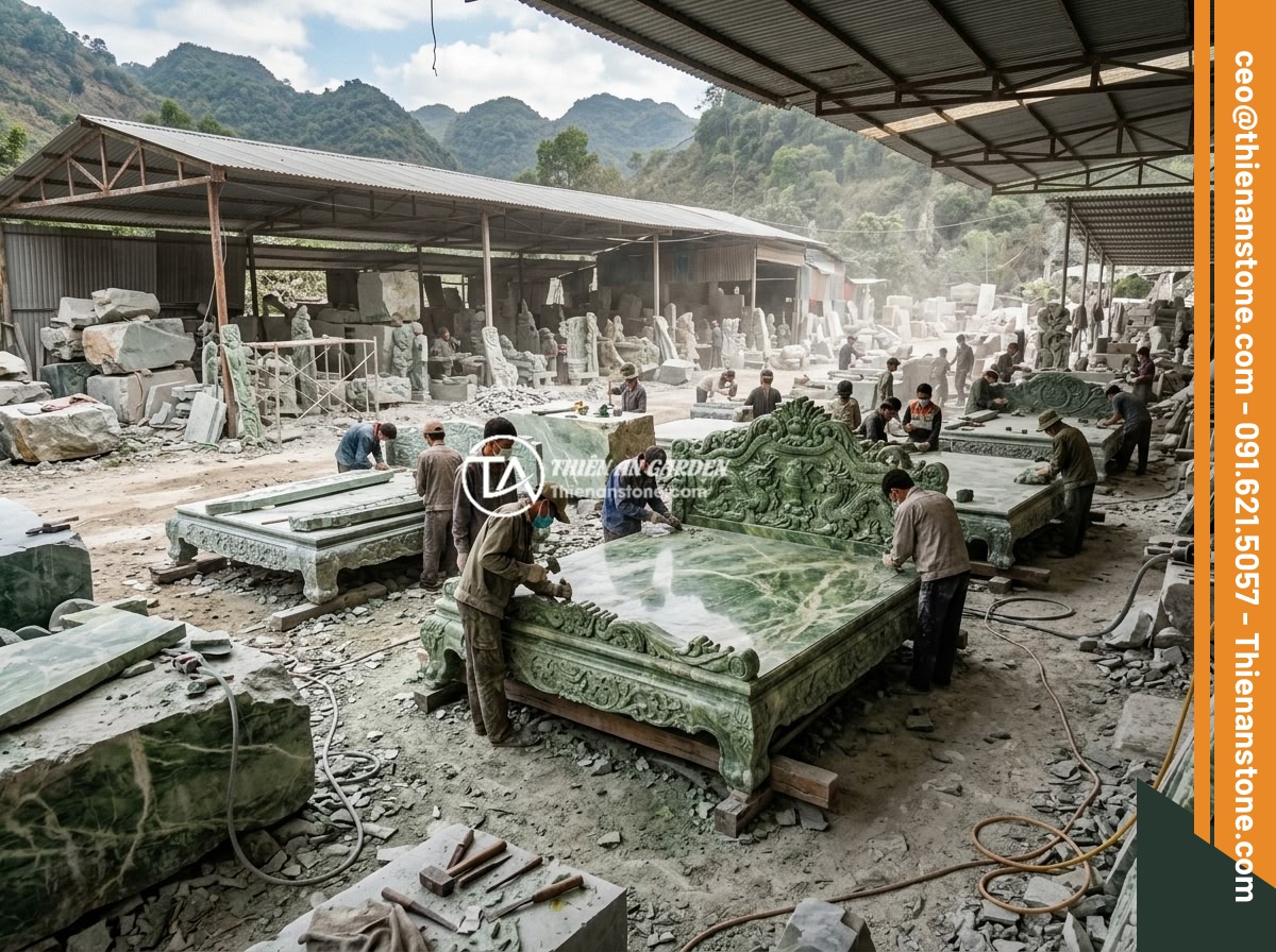 Mua Sập Đá Ở Đâu Uy Tín? 6 Tiêu Chí Chọn Nhà Cung Cấp Đá Tự Nhiên Cao Cấp - Hình 1 Mua Sập Đá Ở Đâu Uy Tín? 6 Tiêu Chí Chọn Nhà Cung Cấp Đá Tự Nhiên Cao Cấp - A wide panoramic view of a large Vietnamese natural stone workshop with artisans