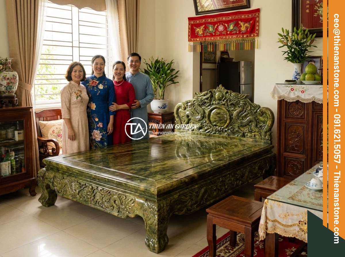 Mua Sập Đá Ở Đâu Uy Tín? 6 Tiêu Chí Chọn Nhà Cung Cấp Đá Tự Nhiên Cao Cấp - Hình 6 Mua Sập Đá Ở Đâu Uy Tín? 6 Tiêu Chí Chọn Nhà Cung Cấp Đá Tự Nhiên Cao Cấp - Happy Vietnamese family posing proudly beside their newly installed ornate natur