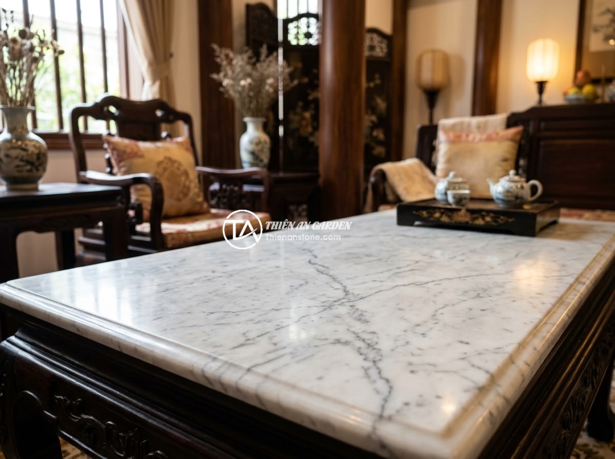 Sập Đá Cẩm Thạch Hay Sập Đá Thạch Anh? So Sánh Độ Bền Thẩm Mỹ Giá Thành 2026 - Close-up of a polished white Carrara marble stone slab table showing intricate n